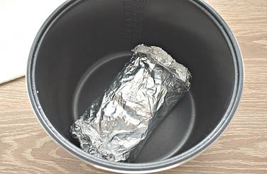 Плотно скрепляем края фольги