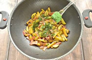 Вкусную картошечку с помидорами посыпаем в конце жарки измельчённой зеленью
