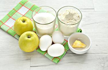 Берём для яблочного десерта необходимый продуктовый набор