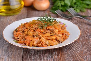 Вкуснейшую солянку с курицей выкладываем на большую тарелку и подаем в качестве закуски или выкладываем на порционные тарелки с гарниром и подаем с хрустящим хлебом в качестве основного блюда