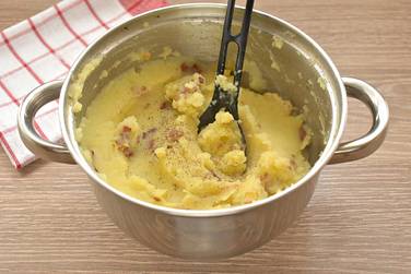 Картофельное пюре с салом перчим по вкусу и перемешиваем
