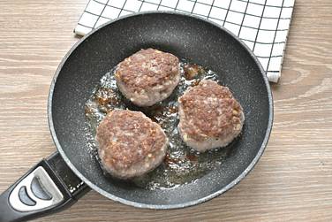 Мясные котлеты с хлебом без яиц обжариваем в разогретом растительном масле на умеренном огне примерно по 5 минут с каждой стороны