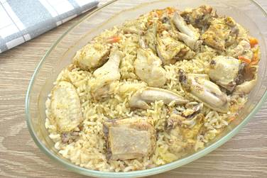 Форму с ленивым рисом и курицей загружаем в духовку, прогретую до 180 градусов