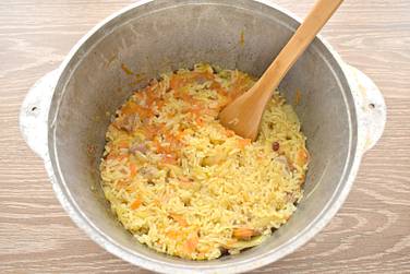 Казан накрываем крышкой и варим рис с капустой и мясом при слабом кипении 20 минут