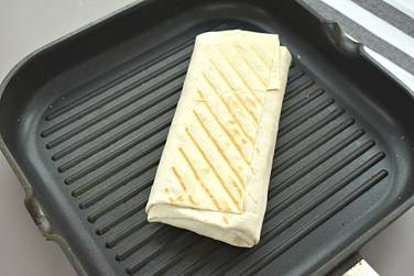 Теперь подрумяниваем шаурму с копчёной курицей и морковью по-корейски на горячей сухой сковороде гриль (или на обычной сковороде) по минуте с каждой стороны