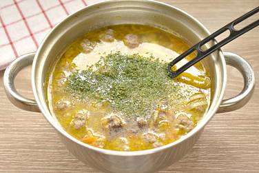 В конце приготовления лапшу перчим по вкусу, добавляем зелень, перемешиваем
