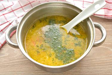 В конце приготовления суп по вкусу солим и перчим