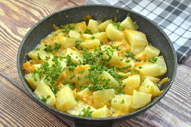 Вкусную тушёную картошку в сметане перед подачей к столу посыпаем свежей зеленью