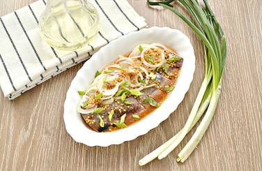 Вкусную закуску из солёной сельди с горчичным соусом посыпаем перед подачей на стол измельчённой зеленью
