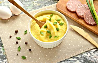Готово наше пюре из картошки! Раскладываем его горячим на тарелки и подаем к столу! Угощайтесь!