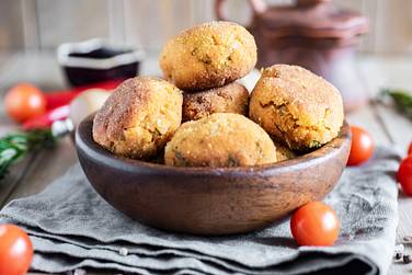 Снимать пробу можно не откладывая: вкусные овощные котлетки прекрасно сочетаются с любыми гарнирами, которые вы обычно подаете с мясными аналогами