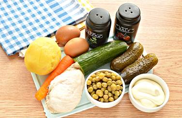 Для вкусного и сытного салата «Столичный» берём нужные ингредиенты по списку