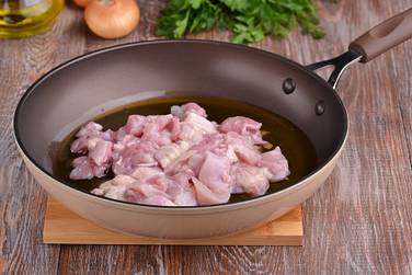 Для приготовления солянки можно брать любое куриное филе или кусочки на кости