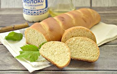 Аппетитный батон нарезаем кусочками, когда он немного остынет