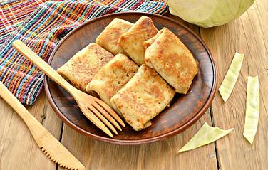 Блины, фаршированные сочной капустной начинкой, приготовлены