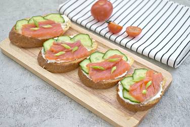 Брускетта с лососем и огурцом готовится просто, а получается вкусной и сытной