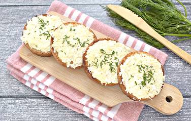 Вкусные и сытные бутерброды с яйцом и сыром готовы