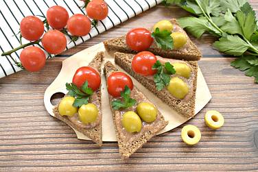 Вот так быстро и просто можно приготовить вкусные, красочные и аппетитные бутерброды с икрой трески и оливками для праздничного стола