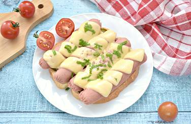 У нас получились вкусные горячие бутерброды с сосисками и сыром — отличный вариант для утреннего перекуса! Приятного всем аппетита!