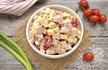 Быстрый салат с копчёной курицей и помидорами черри получился вкусным и сытным