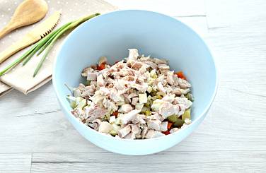 Курятину для оливье измельчаем небольшими кусочками
