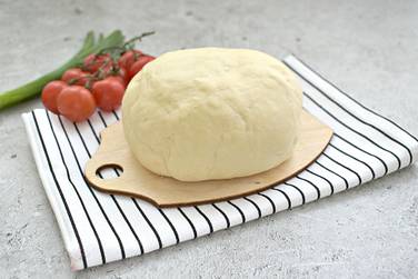 Готовое дрожжевое тесто на меду используем по назначению — готовим вкусные пирожки в духовке или на сковороде