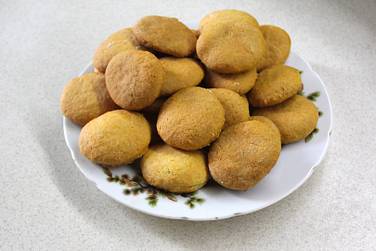 Вкусное и ароматное печенье готово! Оно мягкое и нежное, когда теплое, и яркое и хрустящее в охлажденном состоянии
