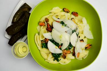 Лук режут тонкими полукольцами