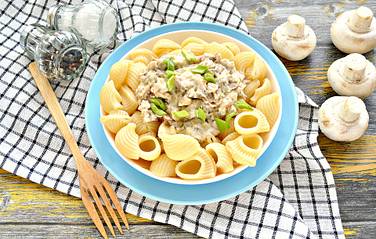 Вкусный соус из грибов со сметаной приготовлен