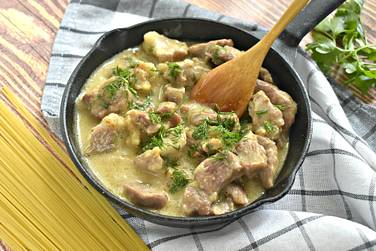 Гуляш из свинины без томатной пасты получился вкусным, ароматным и сытным