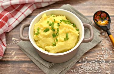 Приготовленное пюре из картошки с майонезом получилось вкусным и сытным