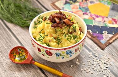 Пюре из картошки вместе с обжаренным салом и луком получилось вкусным и сытным