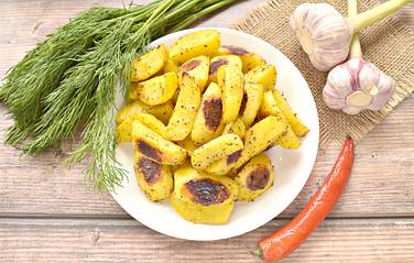 Ароматные, вкусные и сытные картофельные дольки в духовке готовы