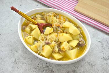 Картошка с капустой и тушёнкой получилась с насыщенным вкусом, ароматной и аппетитной