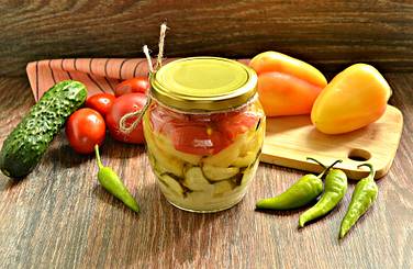 Аккуратно достаём банку с салатом из кастрюли, закупоривает крышку