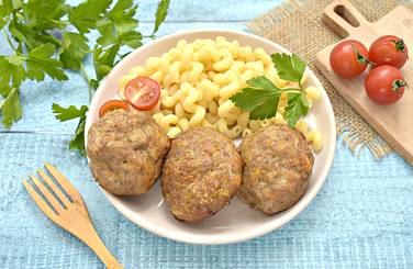 К столу вкусные и сытные котлеты из фарша в рукаве в духовке подаём со своим любимым гарниром