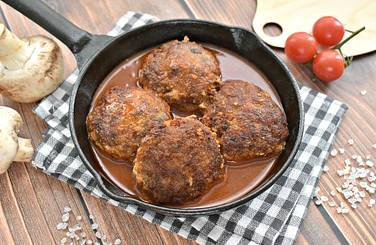 Сочные котлеты с грибами в томатном соусе получились очень вкусными и сытными