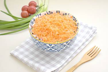 Крабовый салат под морковной шубой — это простое, но невероятно вкусное и эффектное блюдо, которое способно украсить любое торжество