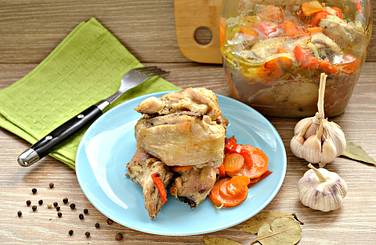 Вкусные куриные кусочки, томленые в банке в духовке, приготовились