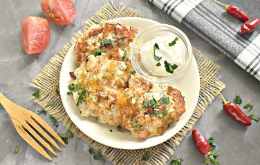 Котлеты из куриного филе с сыром, сметаной и зеленью получились нежными и вкусными