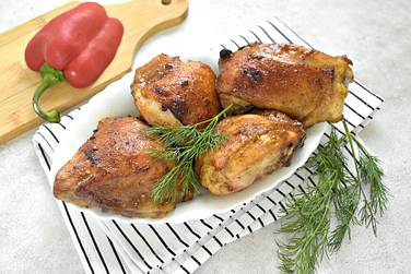 Запечённые куриные бёдра с чесноком и соевым соусом получились аппетитными, вкусными, ароматными