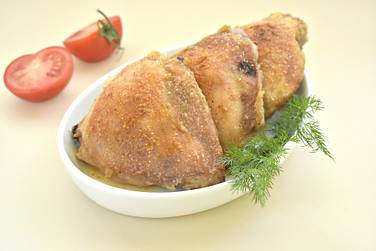 Куриные бёдра в майонезе и панировочных сухарях в духовке готовы