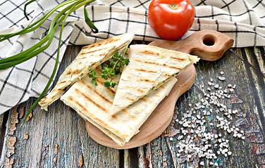 Вкусное блюдо из лаваша с сыром к утреннему перекусу готово