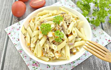 Сытное, вкусное и быстрое в приготовлении блюдо из макарон с тушёнкой на сковороде готово
