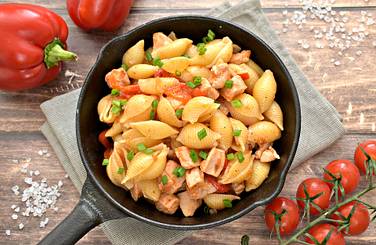 Вкусные макароны с курицей и болгарским перцем на сковороде сразу подаём к столу