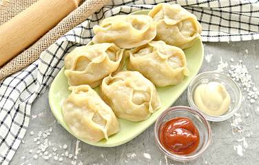 Подачу вкусных домашних мантов с капустой и фаршем можно разнообразить любимым соусом