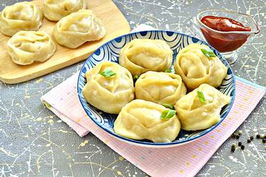 Домашние манты с начинкой из курицы и картофеля приготовились
