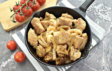 Получилось замаринованное мясо на сковороде вкусным и сытным