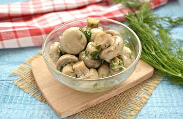Вкусные и пикантные маринованные шампиньоны с чесноком и укропом подаём к столу