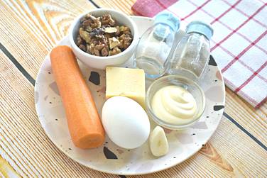 Чтобы приготовить морковный салат с сыром и грецкими орехами, берём указанные ингредиенты